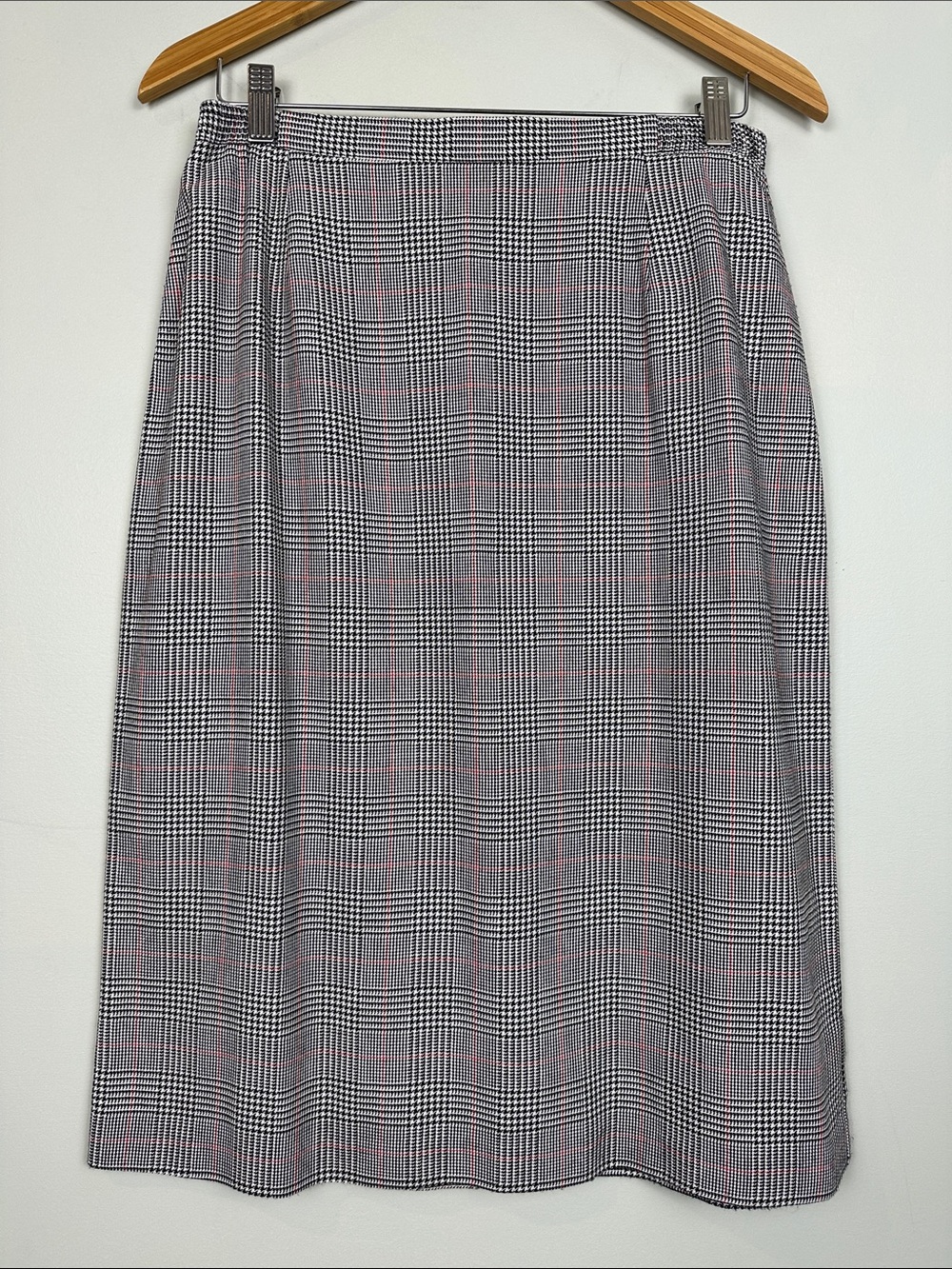 99. Vintage tanjay viscose rayon houndstooth pencil skirt black red white